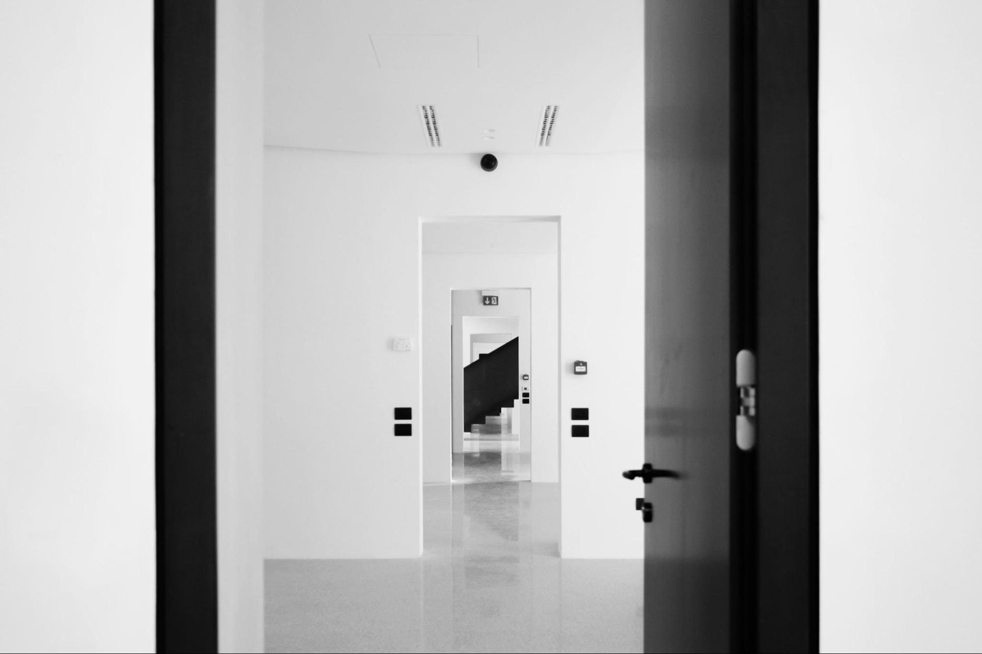 Da Ambiente Ufficio a Ambiente 1985: cambiamo abito, ma non le buone abitudini 1 Ance, essenza in bianco e nero